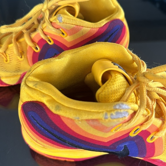 Nike Kyrie Kids Basketball Shoes - Picture 6 of 6